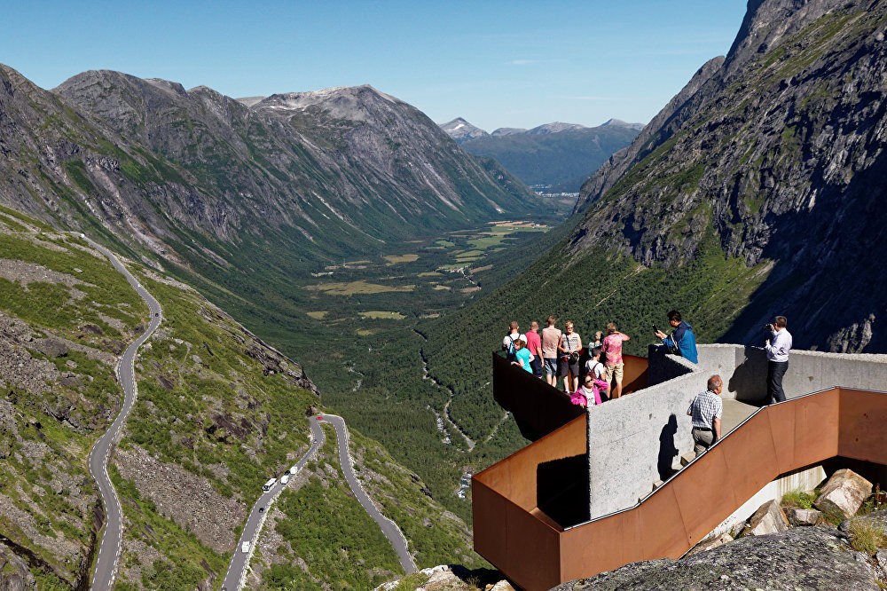  Đài  quan sát cao thót tim mang tên Trollstigen Visitor Terrace nằm dọc bên thác nước Stigfossen. Nó được xây dựng vào năm 2010 và chỉ mở cửa phục vụ khách vào mùa hè. Ảnh Sputnik